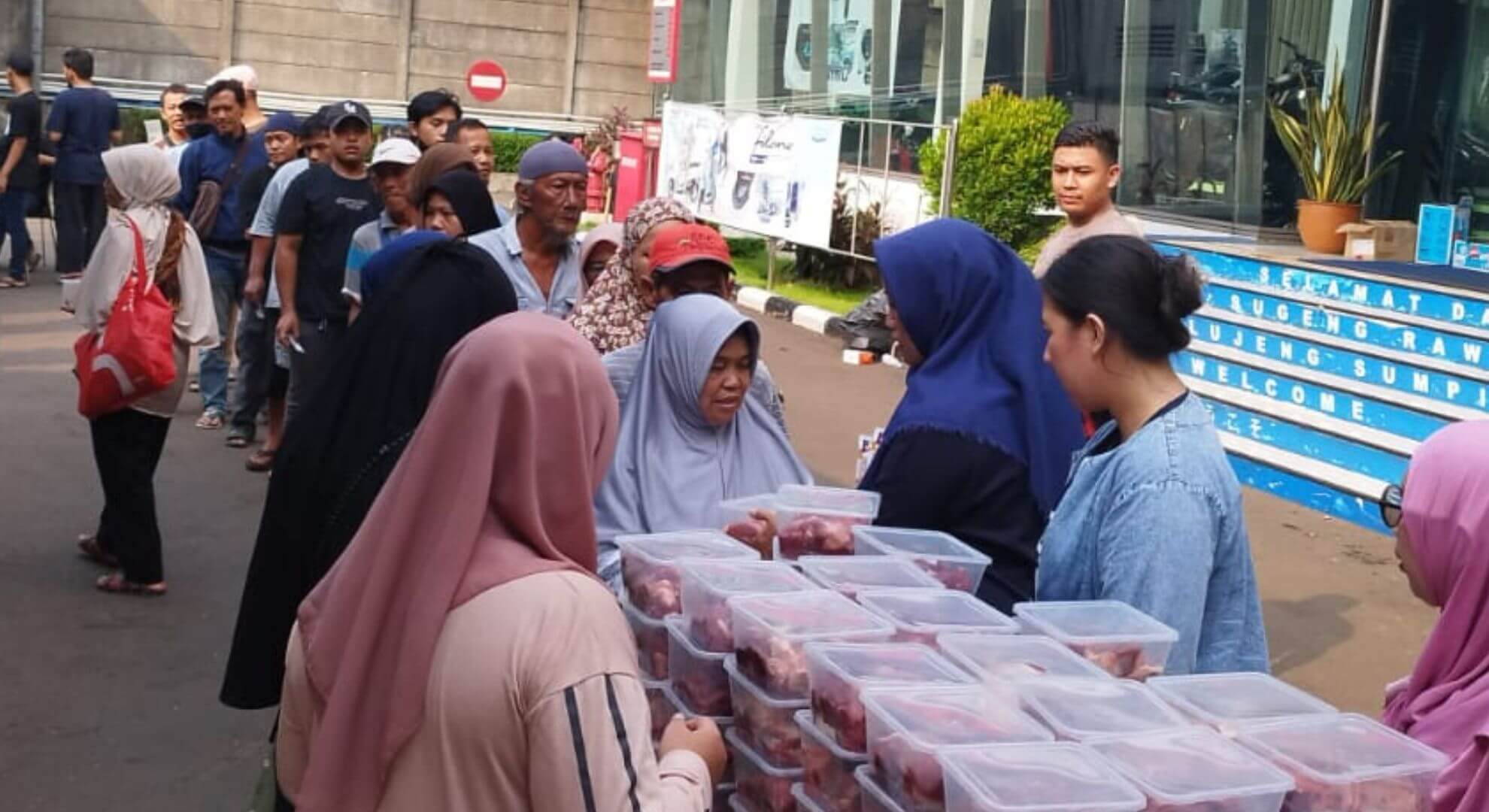 Rayakan Idul Adha Yamaha DDS Jakarta Berbagi Daging Qurban Untuk Warga Sekitar